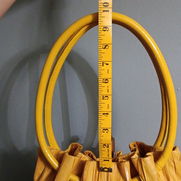Beckon yellow leather pleated bag - Picture 3 of 10